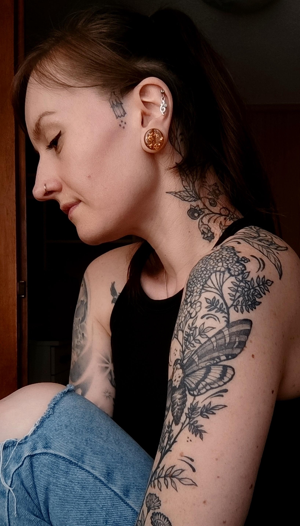 Plugs et créations en résine artisanales au style sombre et mystique. Isil Obscura s’adresse aux âmes sensibles en quête de pièces fortes, uniques et assumées.