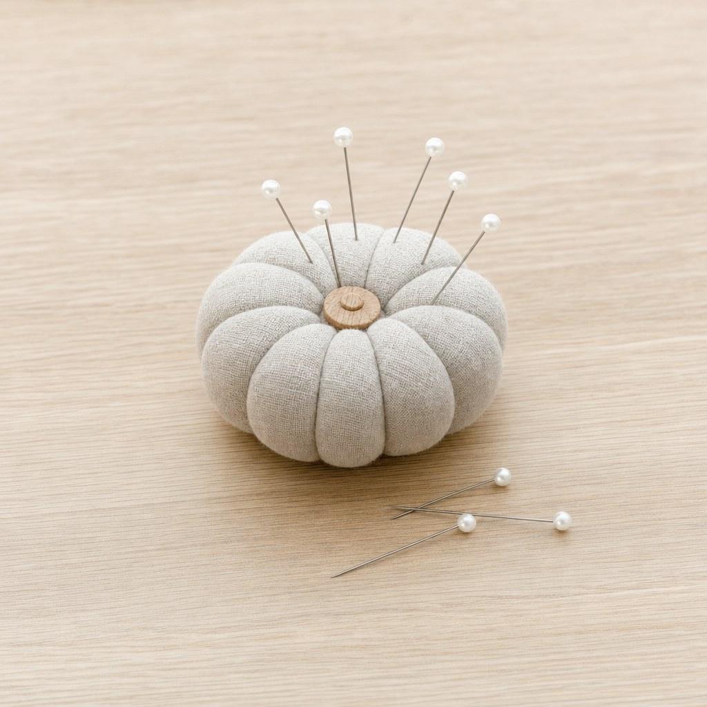 Stecknadeln mit Glaskopf im Nadelkissen