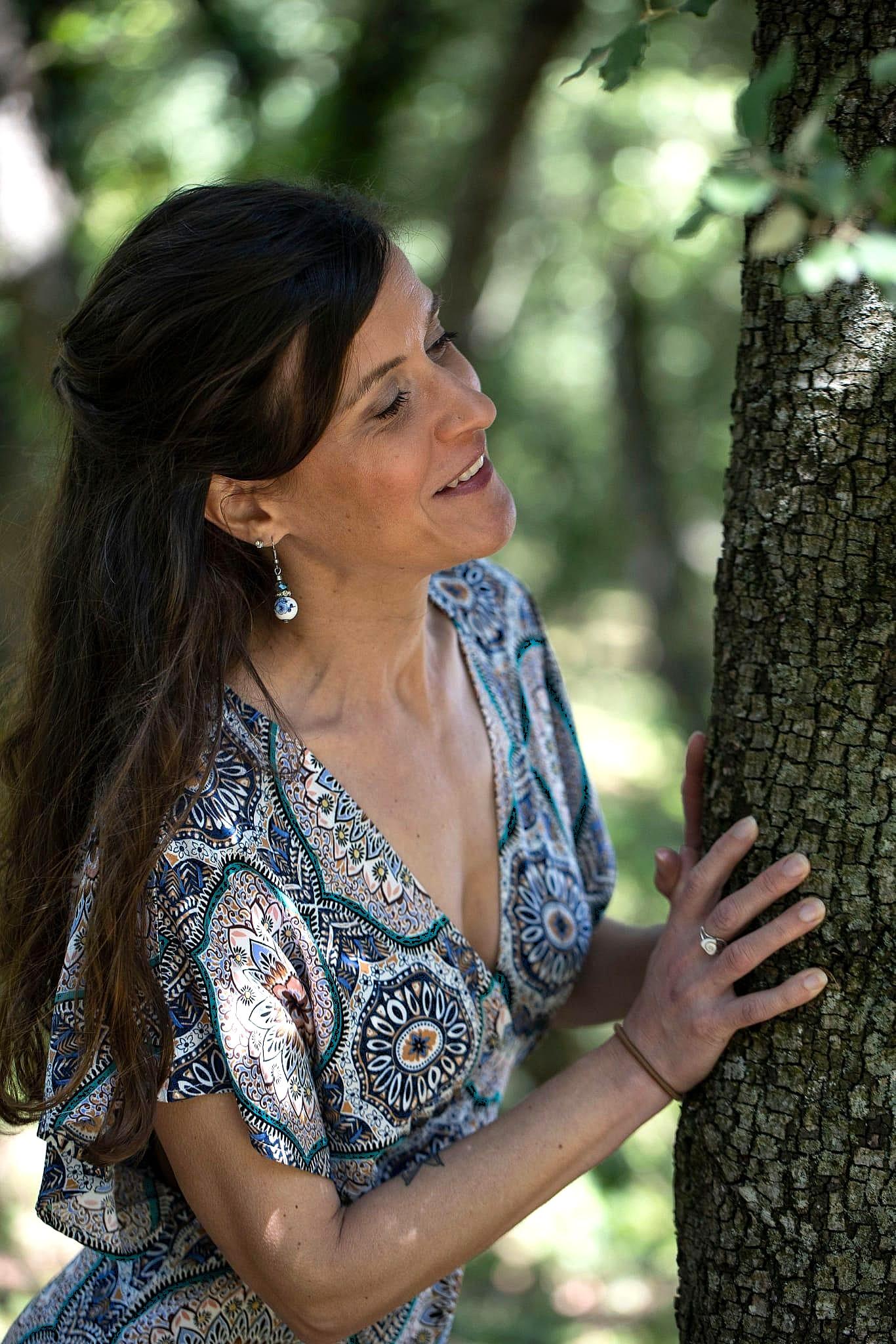 Photo de la créatrice et présentation de pourquoi elle a créé la marque Clémentine et Mauricette : j'ai décidé de créer, de mes mains, des accessoires textiles tout simples, inspirés de la nature et des saisons, pensés pour ces moments précieux qu'on s'offre, à soi, ou à une personne aimée.

Des objets doux, utiles, pour se démaquiller, lire, siroter un thé, fermer les yeux, respirer...

Utilisation écoresponsable de tissus chinés, upcyclés.
