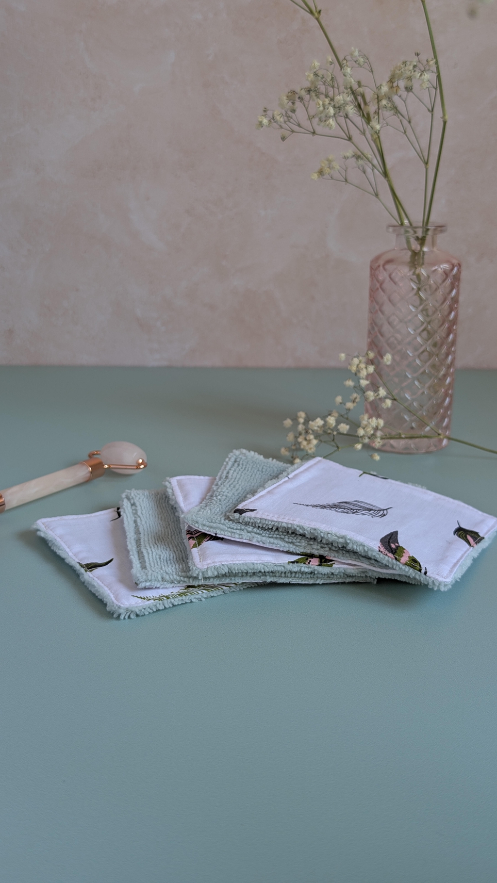 Lingettes démaquillantes lavables et bandeau cheveu en tissu upcyclé. Eponge de bambou douce.
Idéal pour skin care routine. 
Idée cadeau. Fait main. Création artisanale.