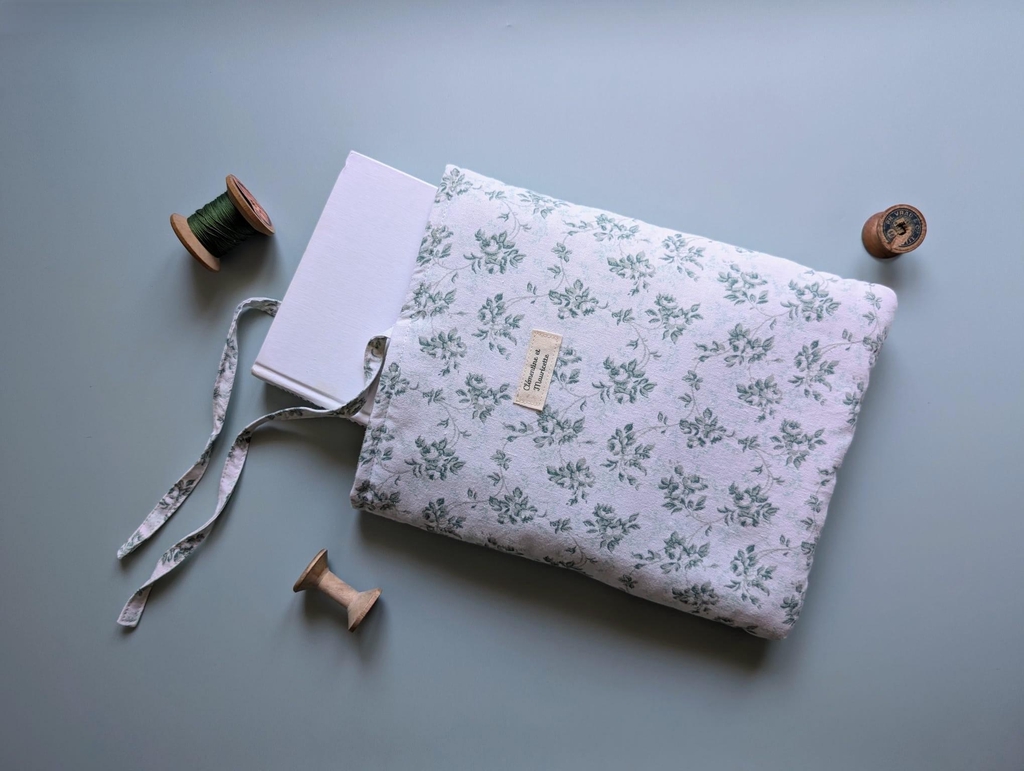 Tousse et chouchous assortis en tissu. Tissu upcyclé. Création responsable.
Idée cadeau. Fait main. Création artisanale.