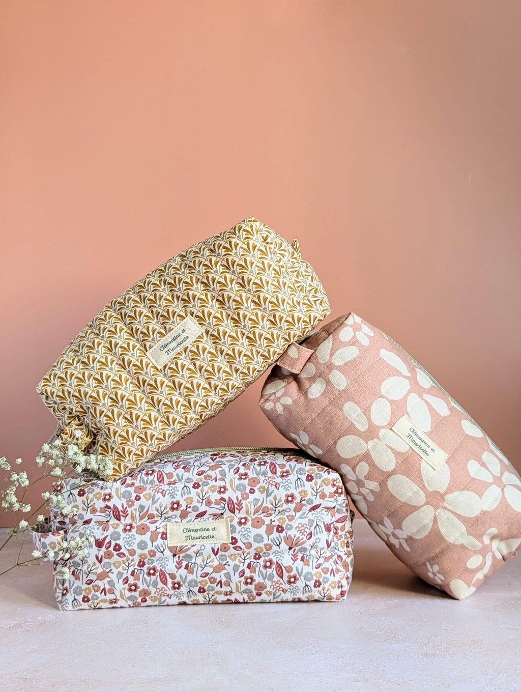 Trousse de toilette et chouchou assorti en tissu jaune, doré et blanc. 
Idée cadeau. Fait main. Création artisanale.