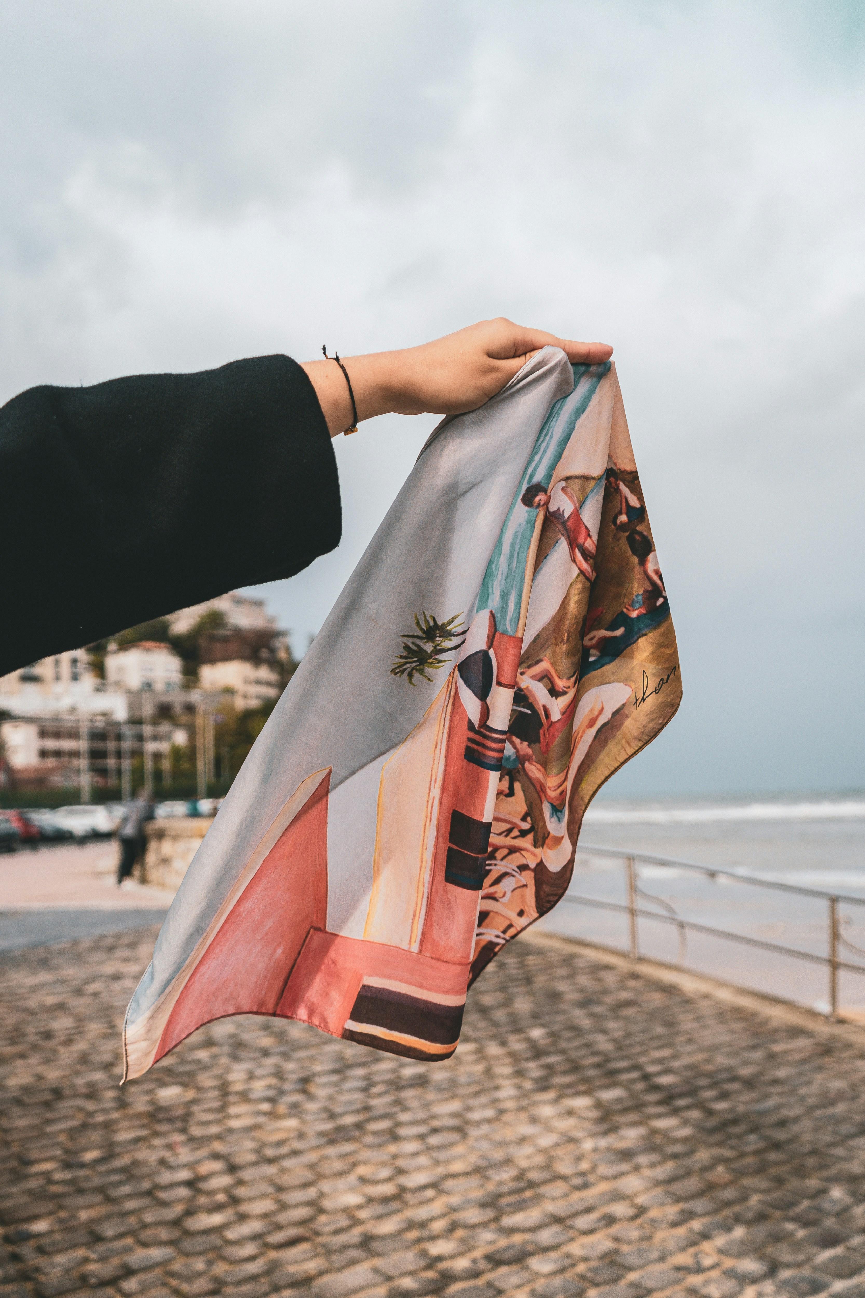 Handbemalter Seidenschal mit buntem Muster, von Hand gestaltet