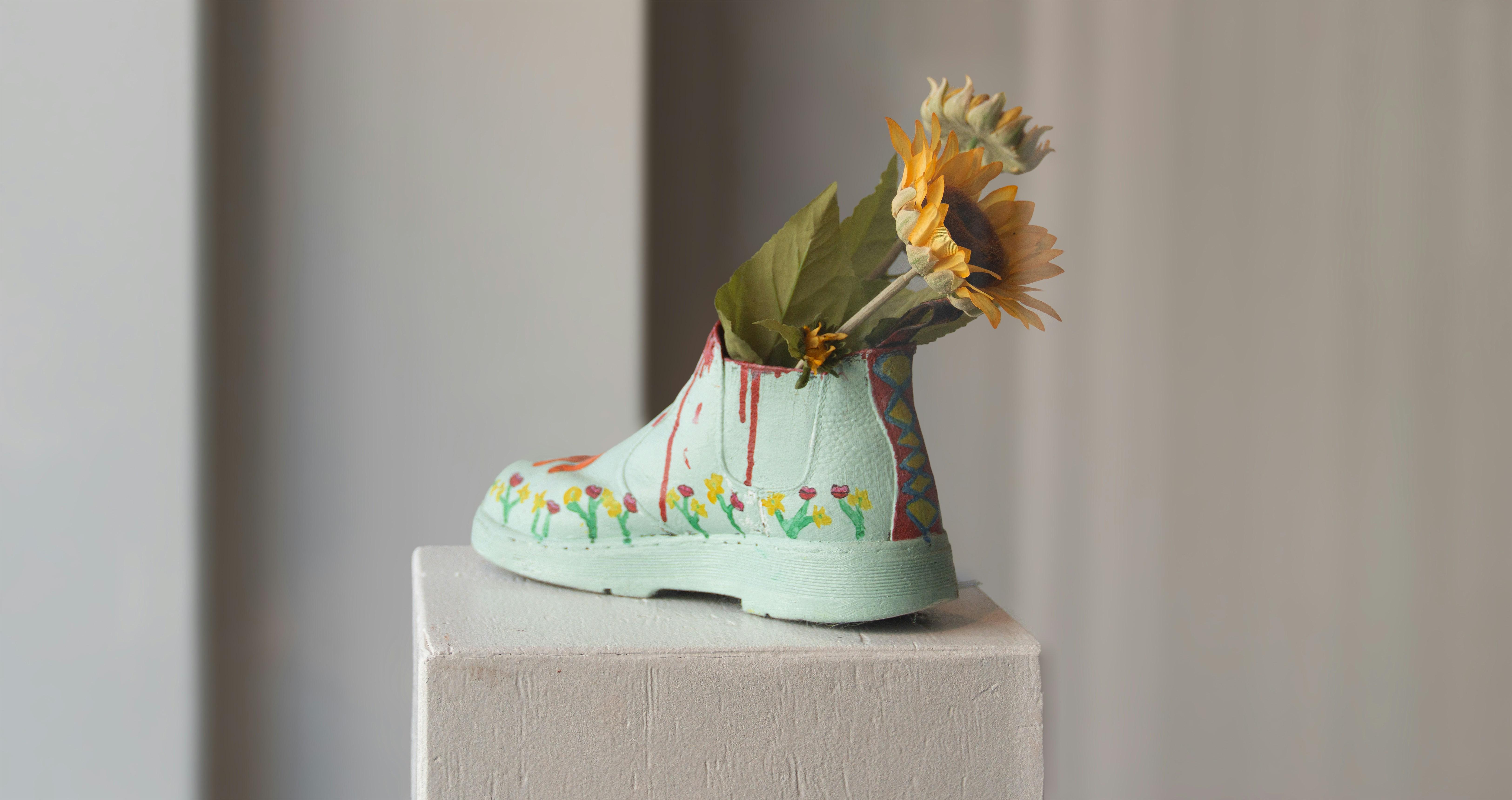 Von Hand bemalte Schuhe mit farbenfrohem Design – Unikat