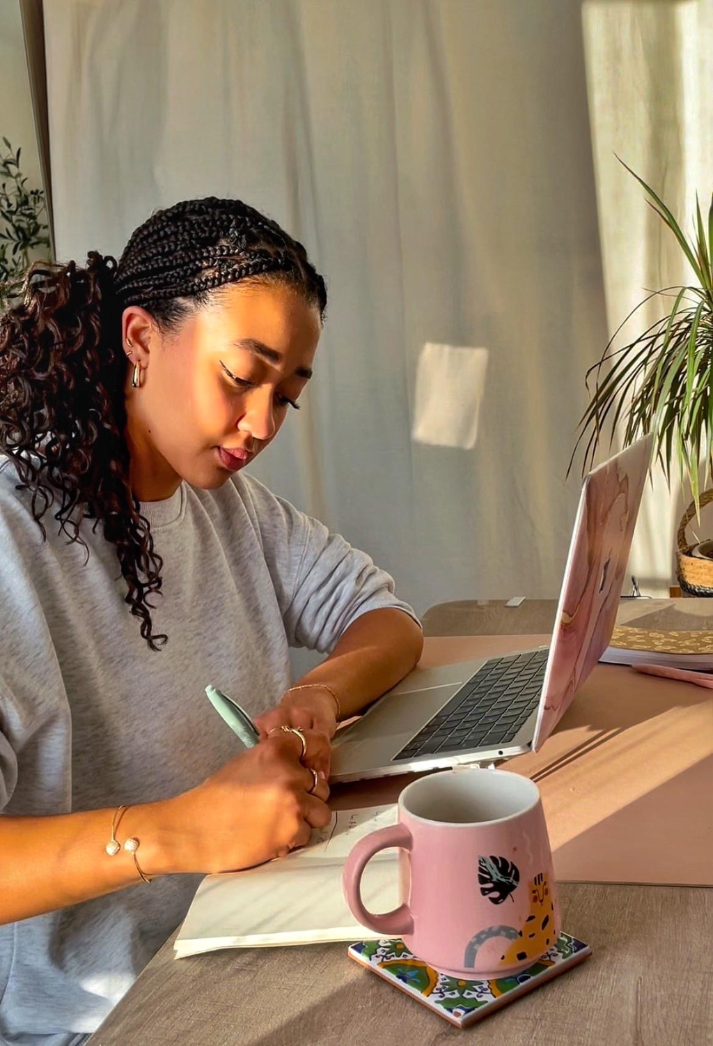 Je suis Mélissa, graphiste et illustratrice.

Originaire de Saint-Martin et installée à Marseille, je puise mon inspiration entre mer et chaleur.



Mon univers est un mélange de féminité et de nature, où les couleurs terracotta et les paysages vibrants prennent vie.



Bienvenue dans mon monde artistique, baigné de lumière et d’émotions.