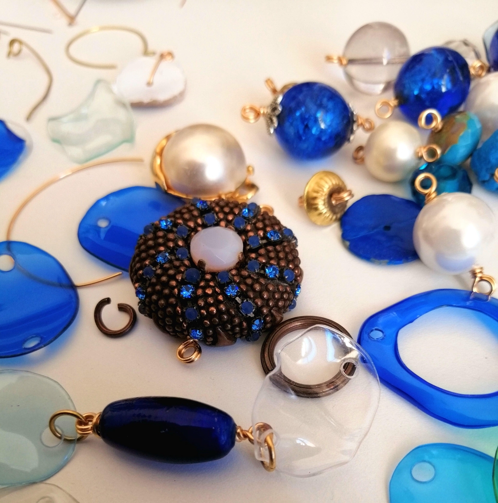 FAITS À LA MAIN AVEC PASSION À PARTIR DE MATIÈRES RECYCLÉES ET DE PERLES DE SECONDE MAIN 
