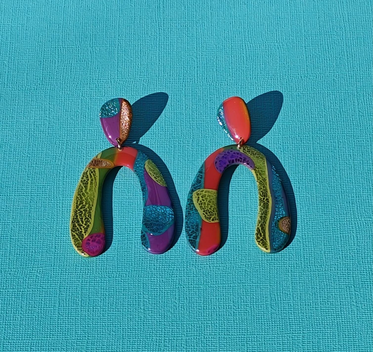 Grote handgemaakte statement oorbellen uit de Retro Pop collectie kleurrijk, speels en perfect voor liefhebbers van opvallende sieraden met een creatieve en retro uitstraling.