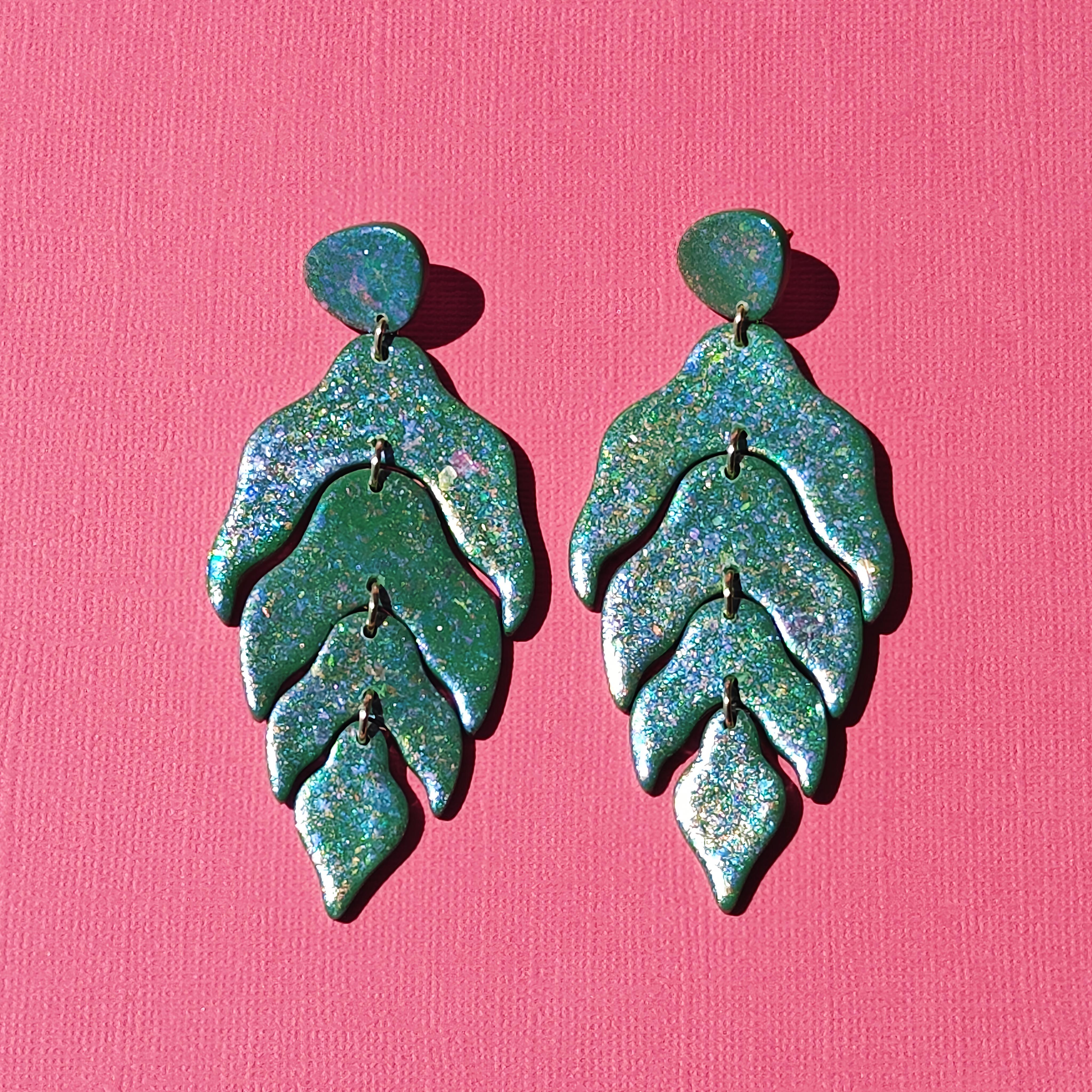 Handgemaakte statement oorbellen uit de Jardina collectie van Miel-oorbellen, met botanische vormen in diepgroen en sprankelende accenten.