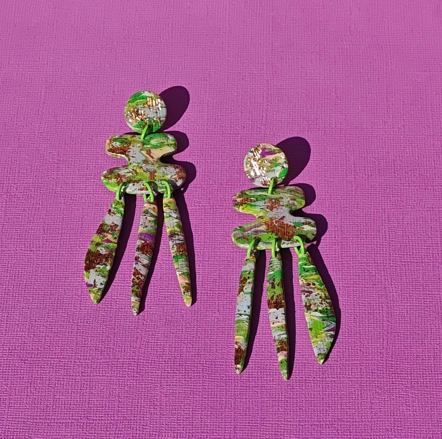 Handgemaakte statement oorbellen uit de Green Muse collectie van Miel-oorbellen, met artistieke gemarmerde patronen in groen, wit en kleurrijke accenten.