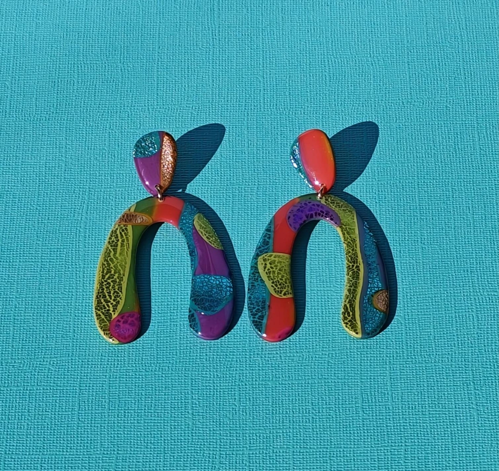 Grote handgemaakte statement oorbellen uit de Retro Pop collectie kleurrijk, speels en perfect voor liefhebbers van opvallende sieraden met een creatieve en retro uitstraling.