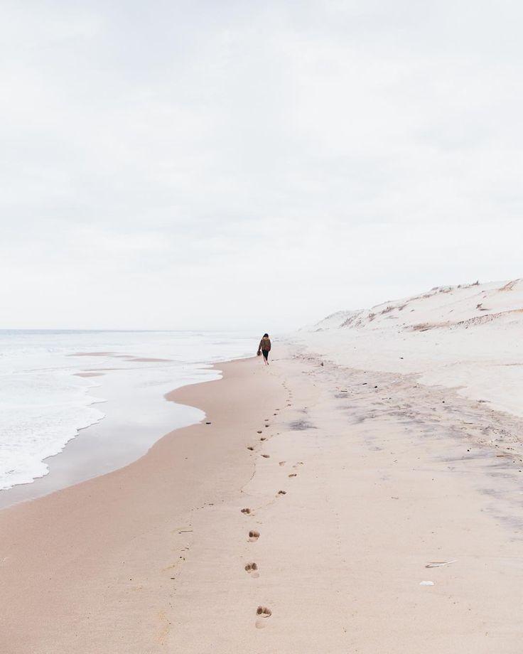 Chaque bijou de l’atelier est une pièce unique, née d’un geste conscient et respectueux. 
Je cueille moi-même les pierres et minéraux dans notre région, simplement là où la nature les offre, sans extraction ni atteinte à la terre.

Adopter un bijou [ k a . j u ]  c’est soutenir une démarche éthique et locale, sortir du circuit des pierres venues de l’autre bout du monde, issues d’un commerce désastreux pour l’humain et la planète.

À l’établi, je forge et martèle le métal à la main, en suivant les gestes ancestraux qui redonnent au travail artisanal toute sa noblesse.
Chaque bijou porte en lui la trace du vivant, la poésie de la matière, et le souffle de la nature qui l’a vu naître.
