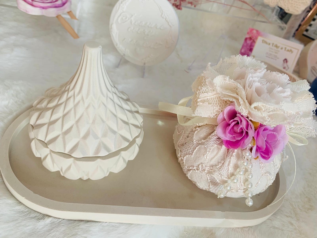 Dê um toque elegante e perfumado á sua casa, comos nossos gessos.
Pode usar em roupeiros e gavetas.