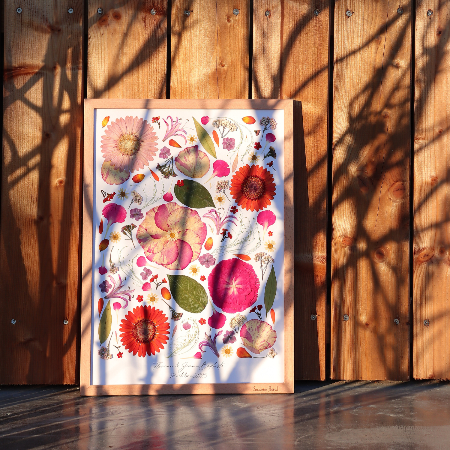 Herbier floral personnalisé au format 30 × 40 cm réalisé à partir d'un bouquet de mariage
