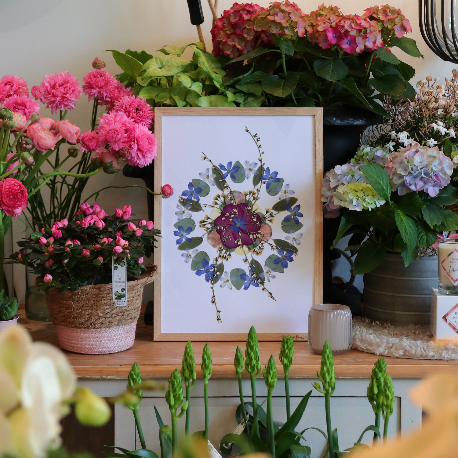 Herbier floral personnalisé au format 40 × 50 cm réalisé à partir d'un bouquet de mariage