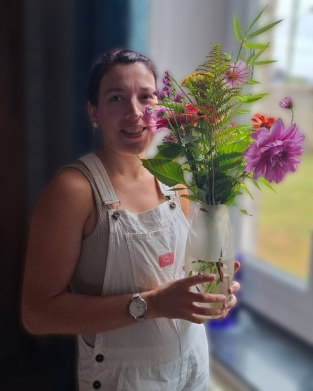 Souvenir Floral, atelier de décoration florale artisanale à Rosult (Hauts-de-France). Je crée des herbiers floraux en fleurs pressées, uniques et personnalisés, à partir de mes propres cultures ou de vos bouquets précieux. Des créations poétiques, locales et durables pour préserver la beauté des fleurs en souvenirs intemporels.