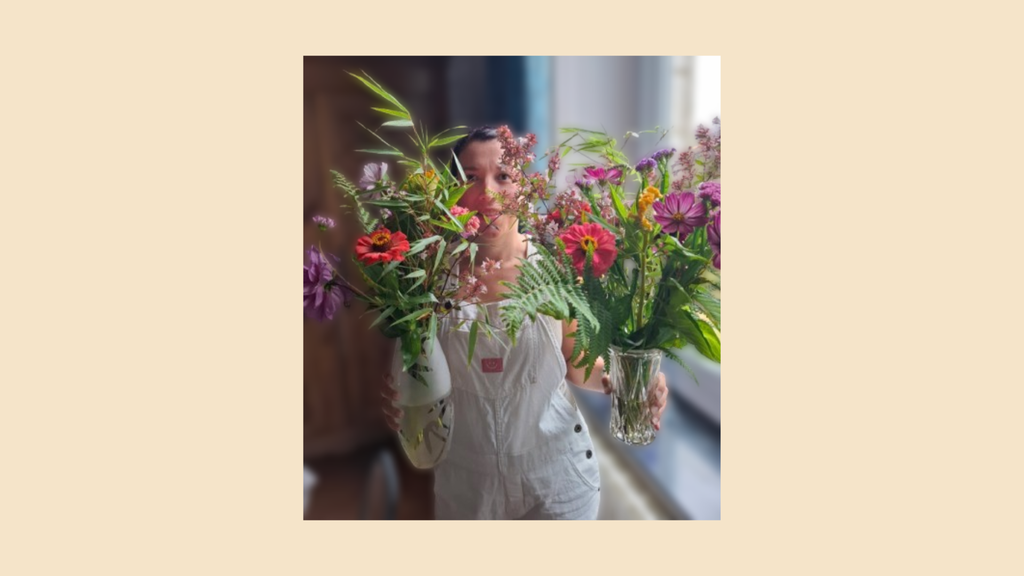 Souvenir Floral, atelier de décoration florale artisanale à Rosult (Hauts-de-France). Je crée des herbiers floraux uniques, véritables cadres et tableaux de fleurs pressées, issus de mes cultures locales ou de vos bouquets précieux. Des créations poétiques, durables et personnalisées pour conserver la beauté des fleurs en souvenirs intemporels.