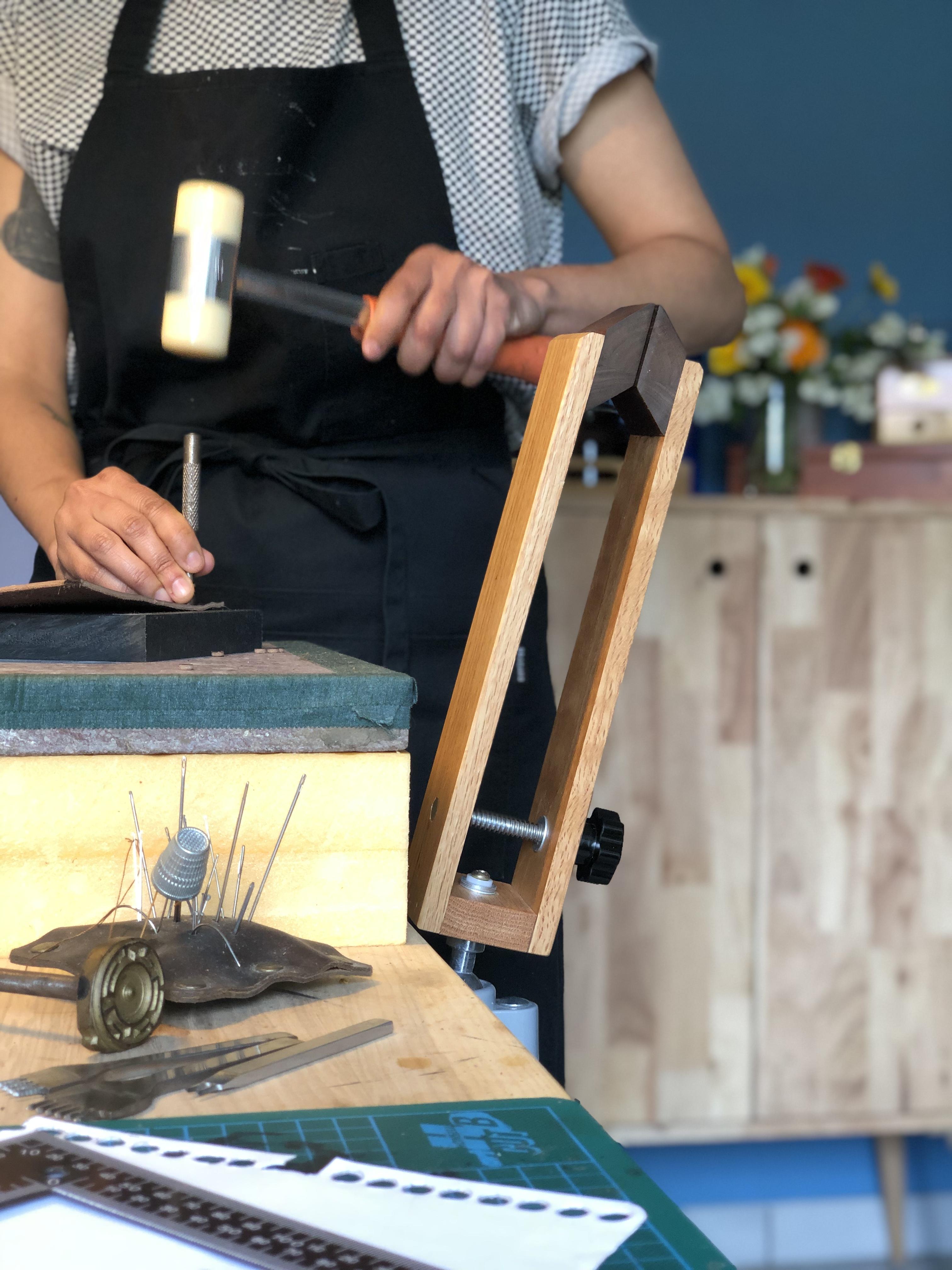 L'Atelier Candide fait des objets en cuir sur mesure avec la rigueur du savoir-faire artisanal et la patience de coudre à la main inséré, fièrement, dans un modèle de vente directe entre moi, l'artisane, et vous, sans intermédiaire.