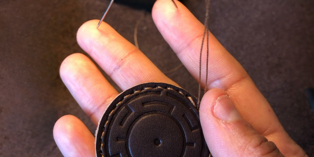 La gamme CUIR.E de L'Atelier Candide destinée aux métiers de bouche. Etuis à couteaux et à ustensiles, cahier des recettes et objets divers faits main en cuir pleine fleur, au Val d'Ajol - Vosges