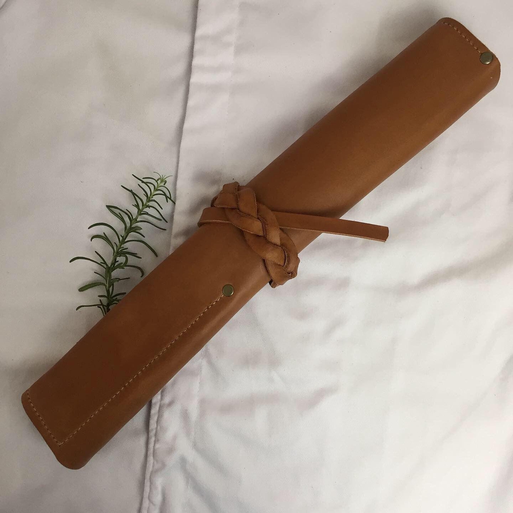 La gamme CUIR.E de L'Atelier Candide destinée au métiers de bouche. Créations cousues à la main en cuir pleine fleur, au Val d'Ajol - Vosges
