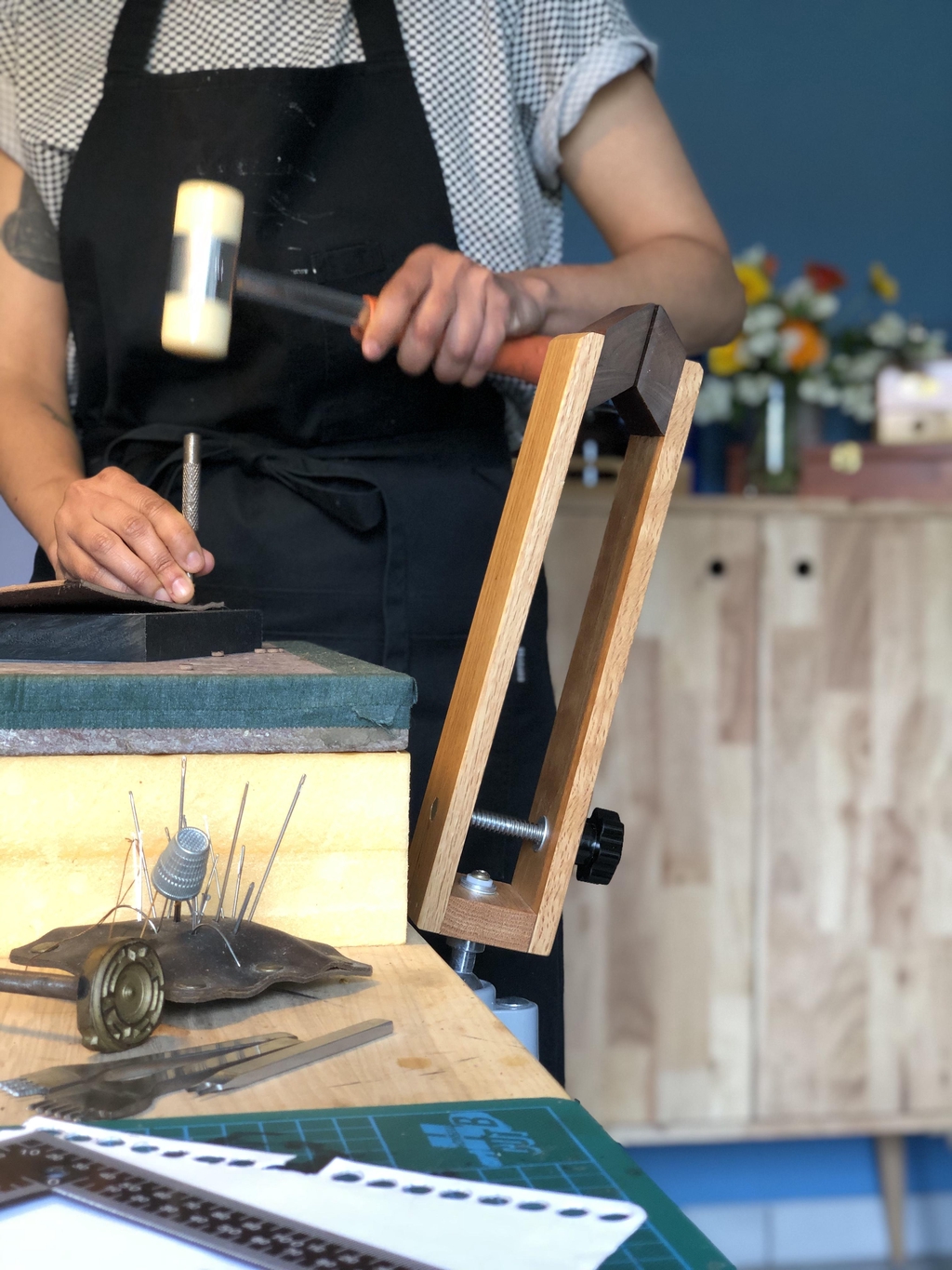 L'Atelier Candide fait des objets en cuir sur mesure avec la rigueur du savoir-faire artisanal et la patience de coudre à la main inséré, fièrement, dans un modèle de vente directe entre moi, l'artisane, et vous, sans intermédiaire.