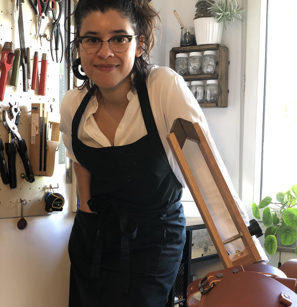 Artisane maroquinière je crée des objets en cuir faits pour durer dans l'Atelier Candide, mon espace de création au Val d'Ajol.