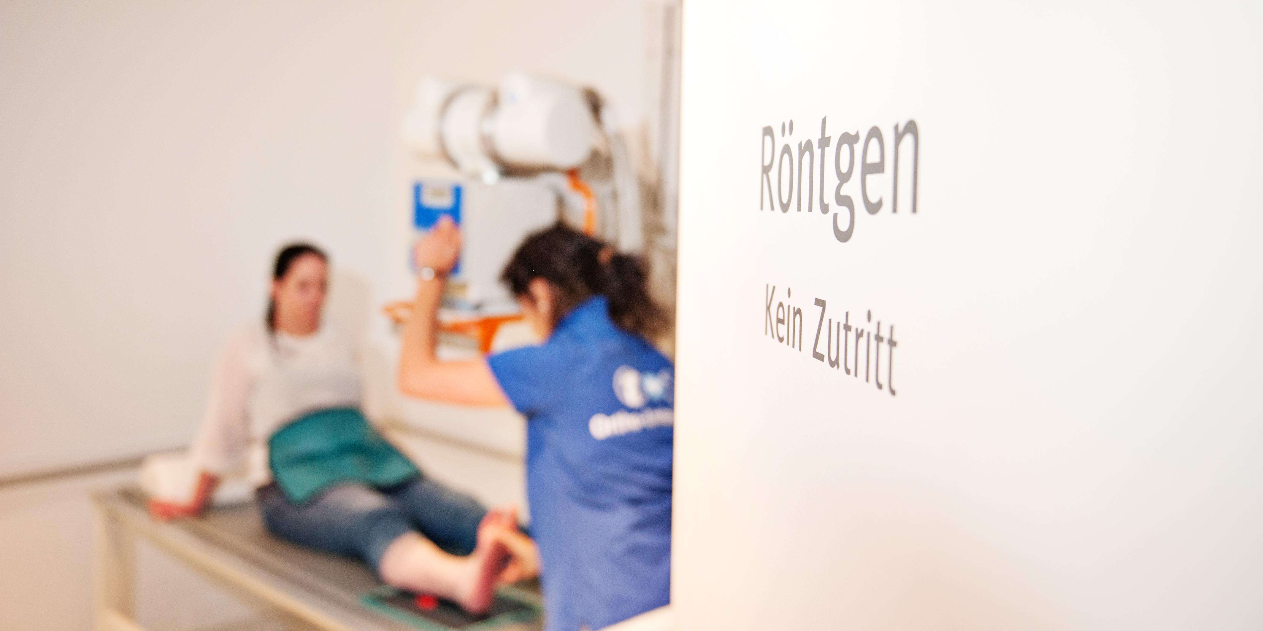 Patientin im Röntgenraum
