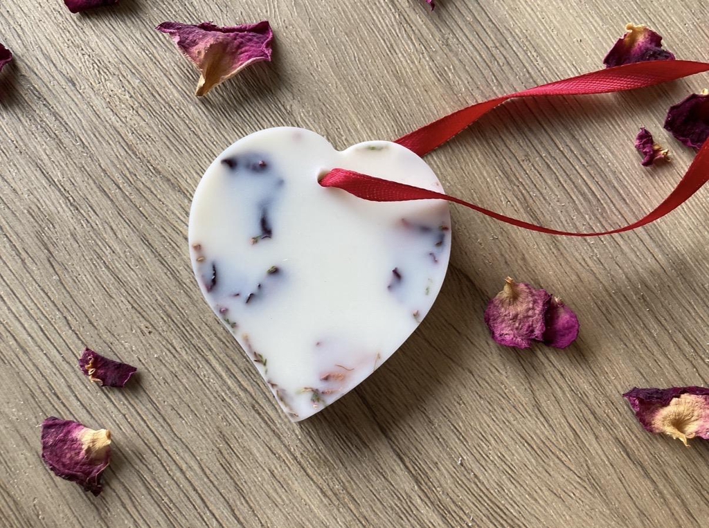 Palets désodorisants à suspendre et galets parfumés à faire bruler dans un brûle-parfum - Cire de soja, parfums de Grasse et fleurs séchées 