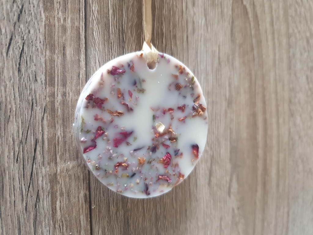 Palets désodorisants à suspendre et galets parfumés à faire bruler dans un brûle-parfum - Cire de soja, parfums de Grasse et fleurs séchées 