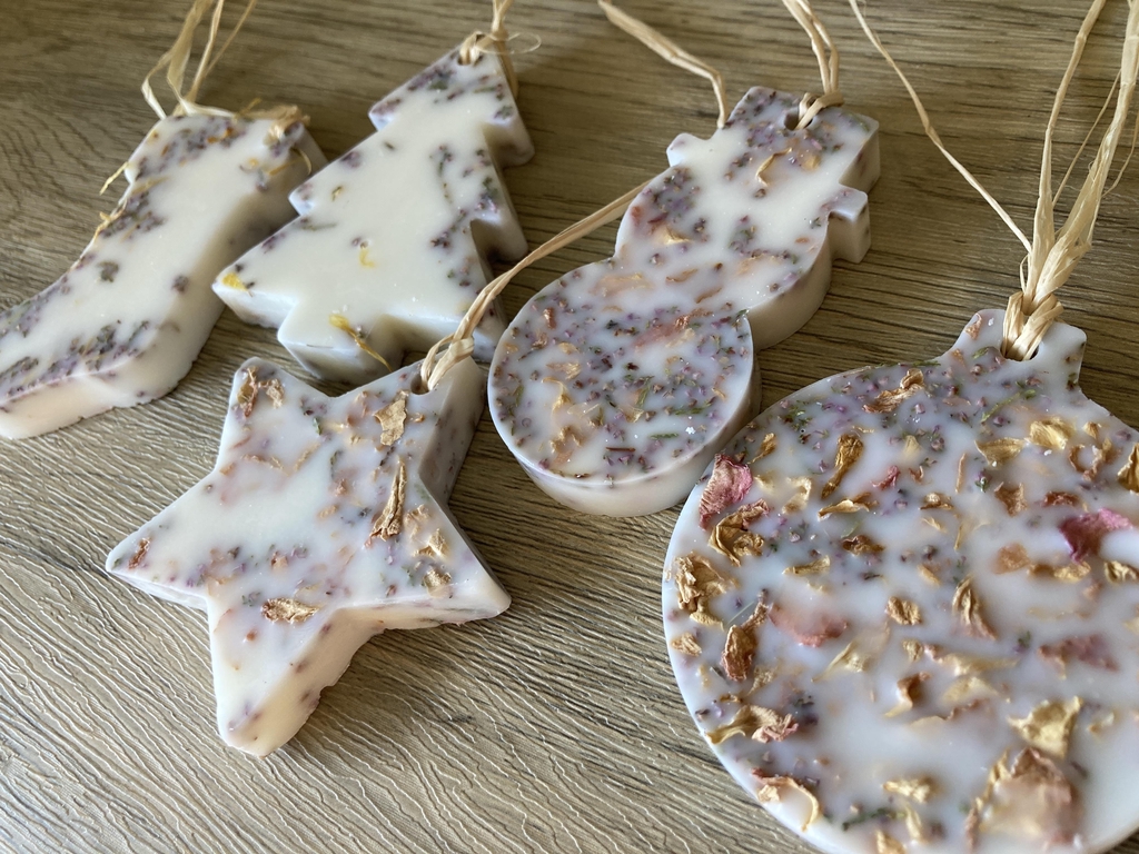 Palets désodorisants à suspendre et galets parfumés à faire bruler dans un brûle-parfum - Cire de soja, parfums de Grasse et fleurs séchées 