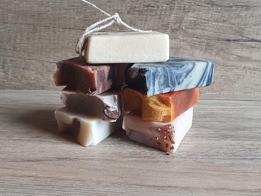 Savons naturels saponifiés à froid et fabriqués à la main avec des ingrédients issus de l’agriculture biologique. 