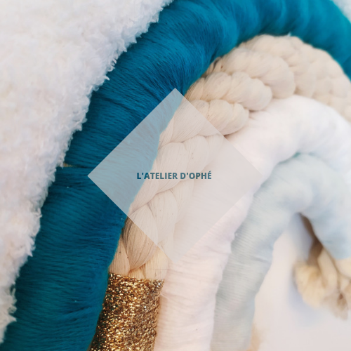 Bienvenu.es dans L'ATELIER D'OPHÉ ✨️🌈
Deco, arcs en ciels,  bijoux et autres drôleries vous attendent ici 🥰
De l'artisanat, fait main + engagé mais toujours dans la bienveillance 😊❤️