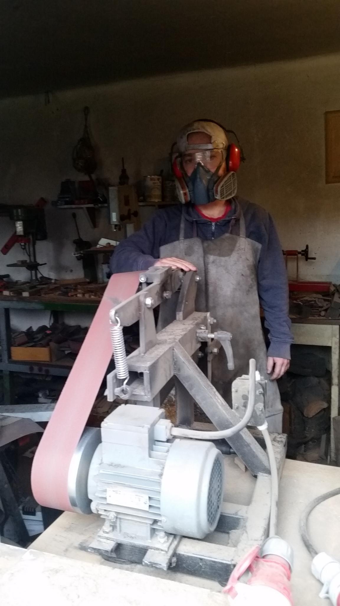 Vyrábím funkční užitečné nože, které budete brát rádi do ruky. Budou se vám pohodlně držet a můžete se na ně vždy spolehnout.
Každý nůž vyrábím ručně od začátku do konce. Od papírového návrhu, přes výrobu čepele, včetně tepelného zpracování, střenkování, broušení, až po případné ruční šití pouzdra na míru. Pak už je jen nafotím a nabídnu.
Používám pouze poctivé ověřené materiály. Za každý nůž ručím svým jménem.
Pokud se chcete dozvědět víc o materiálech a zpracování, přečtěte si odstavec Materiály níže, nebo se podívejte na Videa a recenze.
V aktuální nabídce naleznete hotové produkty. Přesně to, co je na fotkách, také dostanete. K mání jsou okamžitě. Pokud budete mít zvláštní přání, zhotovím vám nůž podle vašich požadavků na zakázku. Ať už podle vašeho návrhu, nebo podobný již prodanému. Do střenky mohu vypálit např. jméno, věnování, jednoduchý motiv... Na základě vašeho návrhu. Bez navýšení původní ceny. Termín dodání se odvíjí od momentální zakázkové situace. Obvykle se to dá zvládnout do 1 měsíce od přijmutí objednávky.