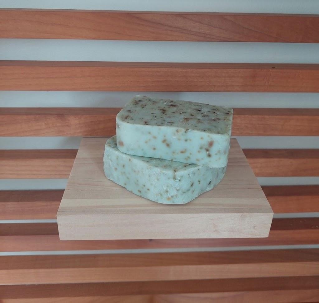 Deux pains de savon naturel à l'ortie blanche Délice d'Orties posés sur une planche en boi