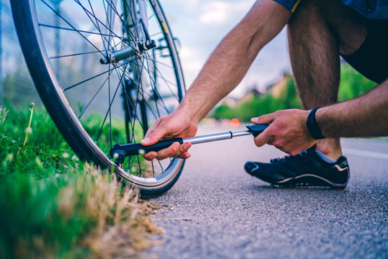 "Blijf onderweg met de juiste luchtdruk dankzij fietspompen van BikeMix.nl! Ontdek handpompen, vloerpompen en elektrische pompen voor snelle en efficiënte opblaasbaarheid. Snelle levering en scherpe prijzen!"