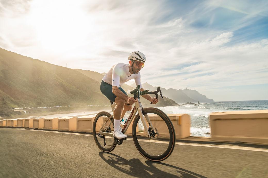 "Ontdek onze uitgebreide collectie racefietsen, ontworpen voor snelheid, prestaties en comfort. Of je nu een beginner bent of een ervaren wielrenner, bij ons vind je de perfecte racefiets voor elke uitdaging. Onze racefietsen zijn uitgerust met de nieuwste technologieën en hoogwaardige materialen, zodat je altijd de beste prestaties kunt leveren. Bekijk onze selectie van lichtgewicht frames, aerodynamische ontwerpen en betrouwbare onderdelen. Verbeter je snelheid en rijervaring met de beste racefietsen op de markt. Shop nu en ontdek de perfecte fiets voor jouw raceavontuur!"