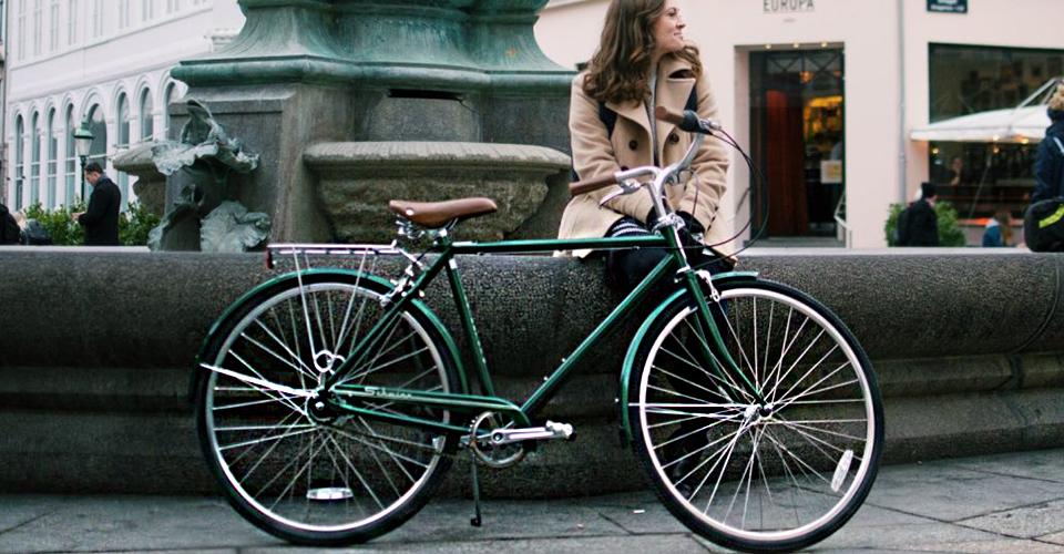 Stadsfietsen – Comfortabel, Duurzaam en Praktisch voor het Dagelijks Gebruik
Op zoek naar de perfecte stadsfiets? Ontdek ons uitgebreide assortiment stadsfietsen die comfort, stijl en functionaliteit combineren. Of je nu naar je werk fietst, boodschappen doet of gewoon geniet van een ontspannen rit door de stad, onze fietsen bieden de ideale oplossing. Met hoogwaardige materialen, onderhoudsarme onderdelen en slimme functies zoals geïntegreerde verlichting en stevige bagagedragers, ben je altijd klaar voor elk stadsavontuur. Kies uit trendy ontwerpen, betrouwbare versnellingen en ergonomische frames voor ultiem rijplezier.

Bestel jouw stadsfiets vandaag bij BikeMix.nl en ervaar het gemak van comfortabel fietsen in de stad!