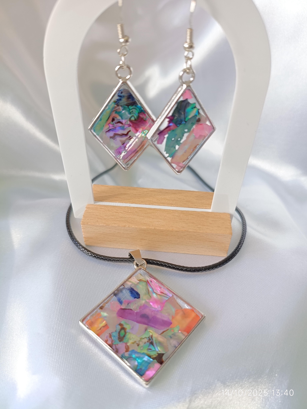 Bijoux artisanaux en résine UV faits main – créations uniques et éclatantes | Univers de Kari