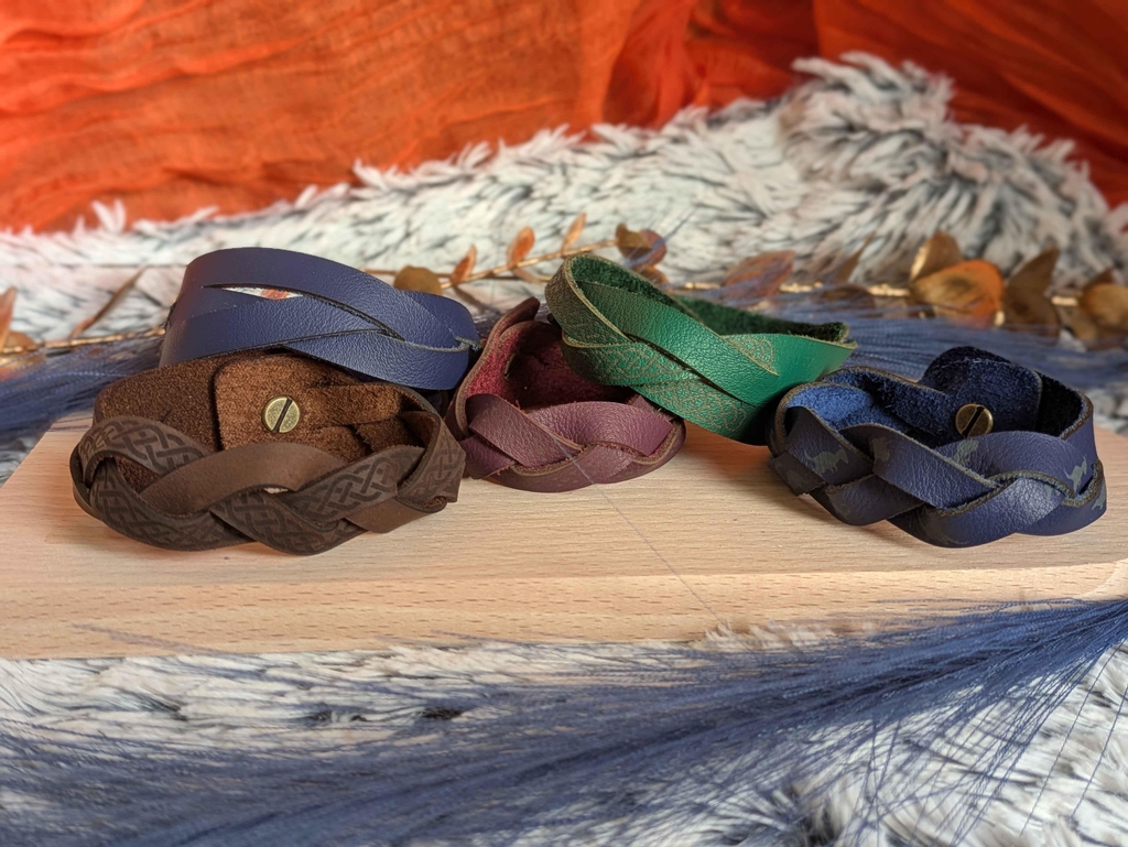 Plusieurs bracelets en cuirs crées par Kierah Arts