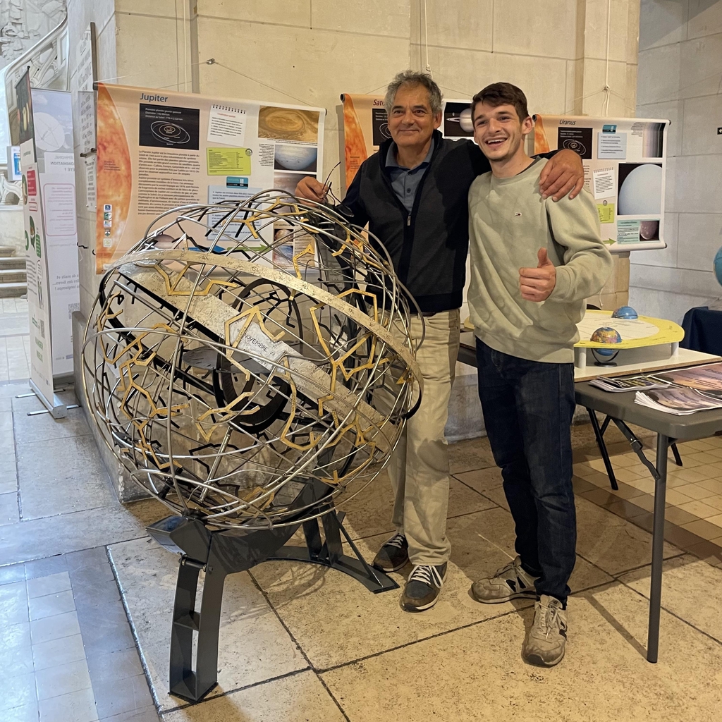 Fruit d’une collaboration passionnante avec Michel Doucet, cette Sphère Armillaire – ou astrolabe sphérique – est une œuvre unique au monde. J’ai eu la charge de sa fabrication, un défi technique et artistique qui reste à ce jour la pièce la plus complexe de mon parcours.

Chaque cercle a été pensé et façonné avec minutie pour donner naissance à un objet à la fois artistique et scientifique, héritier des instruments d’astronomie anciens revisités dans une approche contemporaine.

Au-delà de son esthétique, cette création a trouvé sa place dans le monde de l’astronomie : Michel Doucet l’emmène aujourd’hui dans différents événements et rassemblements astronomiques à travers la France, où elle suscite fascination et émerveillement.

Symbole d’un dialogue entre les arts et les sciences, cette pièce illustre la rencontre entre savoir-faire artisanal, exigence technique et ouverture vers l’univers.