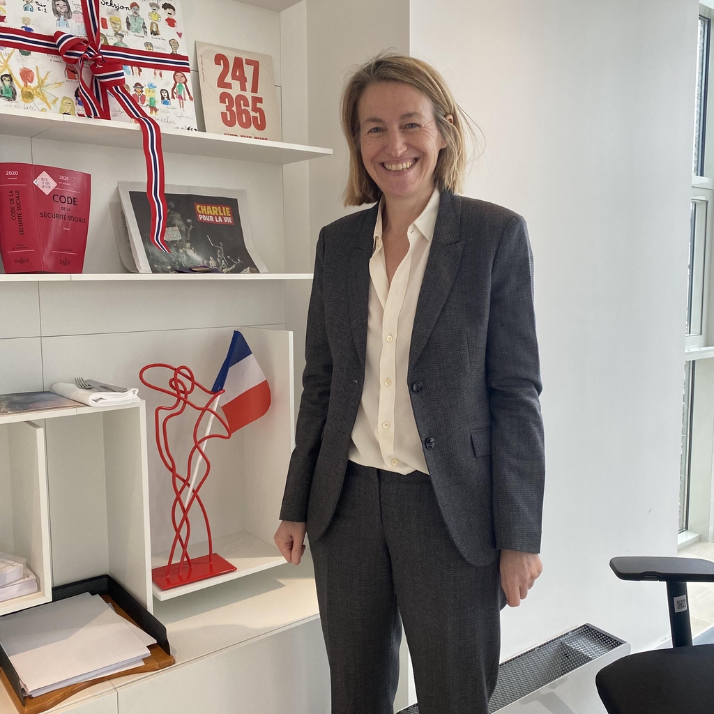 Lors de la visite de Mme Astrid Panosyan, ministre du Travail, à l’école MEs TALents, j’ai eu l’honneur de lui offrir ma sculpture La Diva Rouge. Un moment marquant, empreint d’émotion et d’enthousiasme partagé.