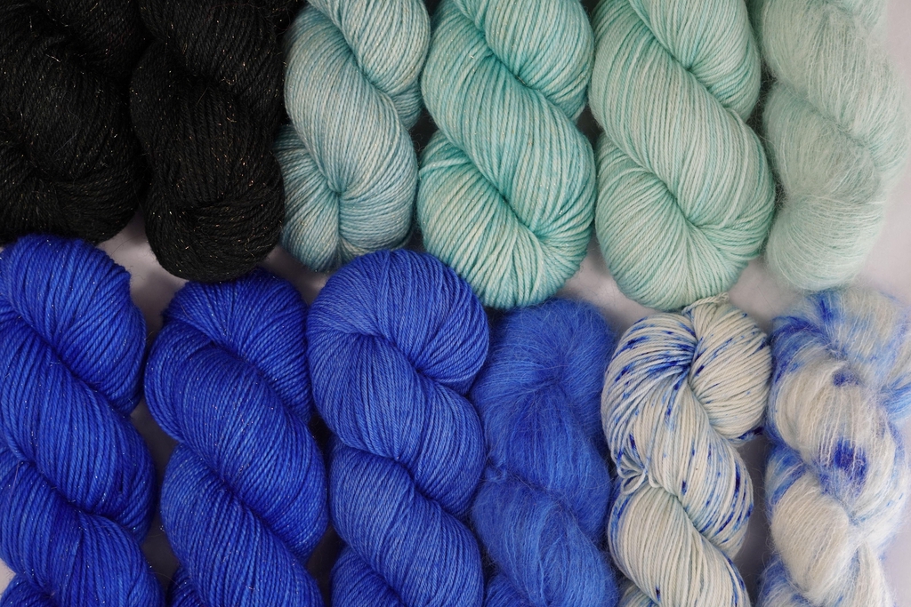 Collection Hiver galactique : bleu de Neptune, bleu-vert pâle d'Uranus, éclat de Neptune dans plusieurs bases de laines (mérinos, alpaga, stellina) toutes teintes à la main