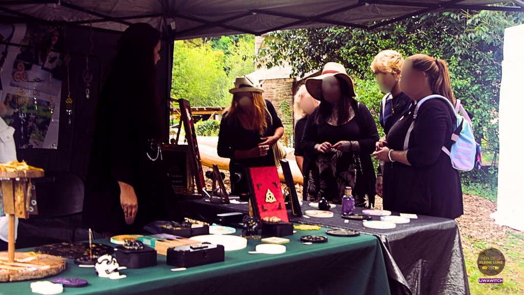 Fête de la pleine lune 2024 à Lannion, Stand Liwa witch créatrice Bretonne; Artisanat celtique et ésotérique dans un style gothique/fantastique
