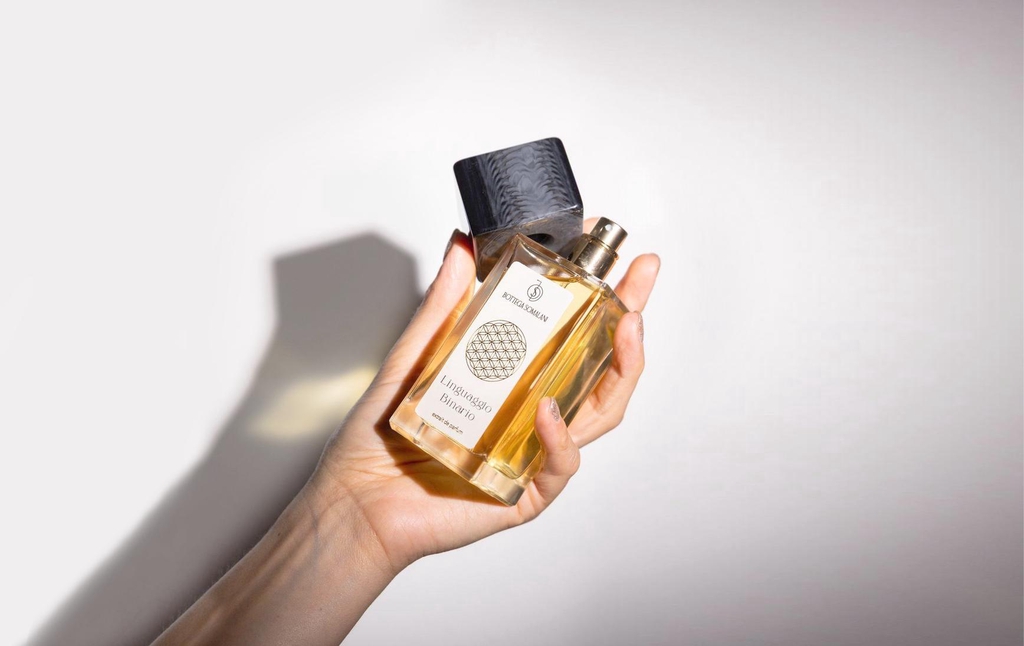 Benvenuti in un universo dove ogni fragranza parla di voi.