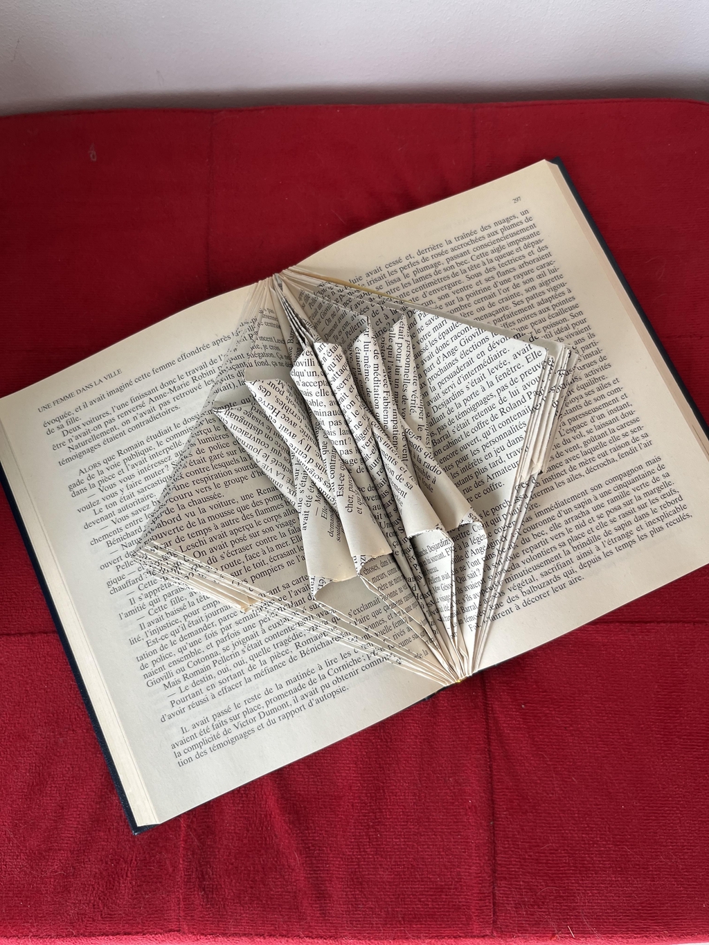 L'art du pliage est une pratique ancestrale qui consiste à plier du papier pour créer des formes et des figures variées. Originaire du Japon, cet art a su traverser les âges et les cultures, devenant une forme d'expression artistique à part entière.

Le pliage de papier est précis et minutieux. Chaque pli a son importance et contribue à la structure finale de la création. Les modèles peuvent varier de la simplicité d'une grue en papier à la complexité d'une représentation d'animaux, de fleurs ou même de structures géométriques.

L'art du pliage ne se limite pas seulement à la création d'objets décoratifs. Il développe également des compétences telles que la concentration, la patience et la coordination. En effet, chaque étape demande une attention particulière et une certaine dextérité.

De plus, l'art du pliage possède une dimension mathématique fascinante. Les artistes utilisent des concepts de géométrie et de symétrie pour concevoir leurs œuvres. Certaines créations peuvent même être utilisées dans des domaines scientifiques, comme la robotique ou l'architecture, où le pliage de matériaux permet de concevoir des structures innovantes.

En somme, l'art du pliage est une belle combinaison de créativité, de technique et de mathématiques. Que ce soit pour le loisir, l'éducation ou la recherche, il offre une multitude de possibilités d'exploration et d'expression. Que vous soyez débutant ou expert, chaque pli est une invitation à découvrir un monde fascinant et poétique.
