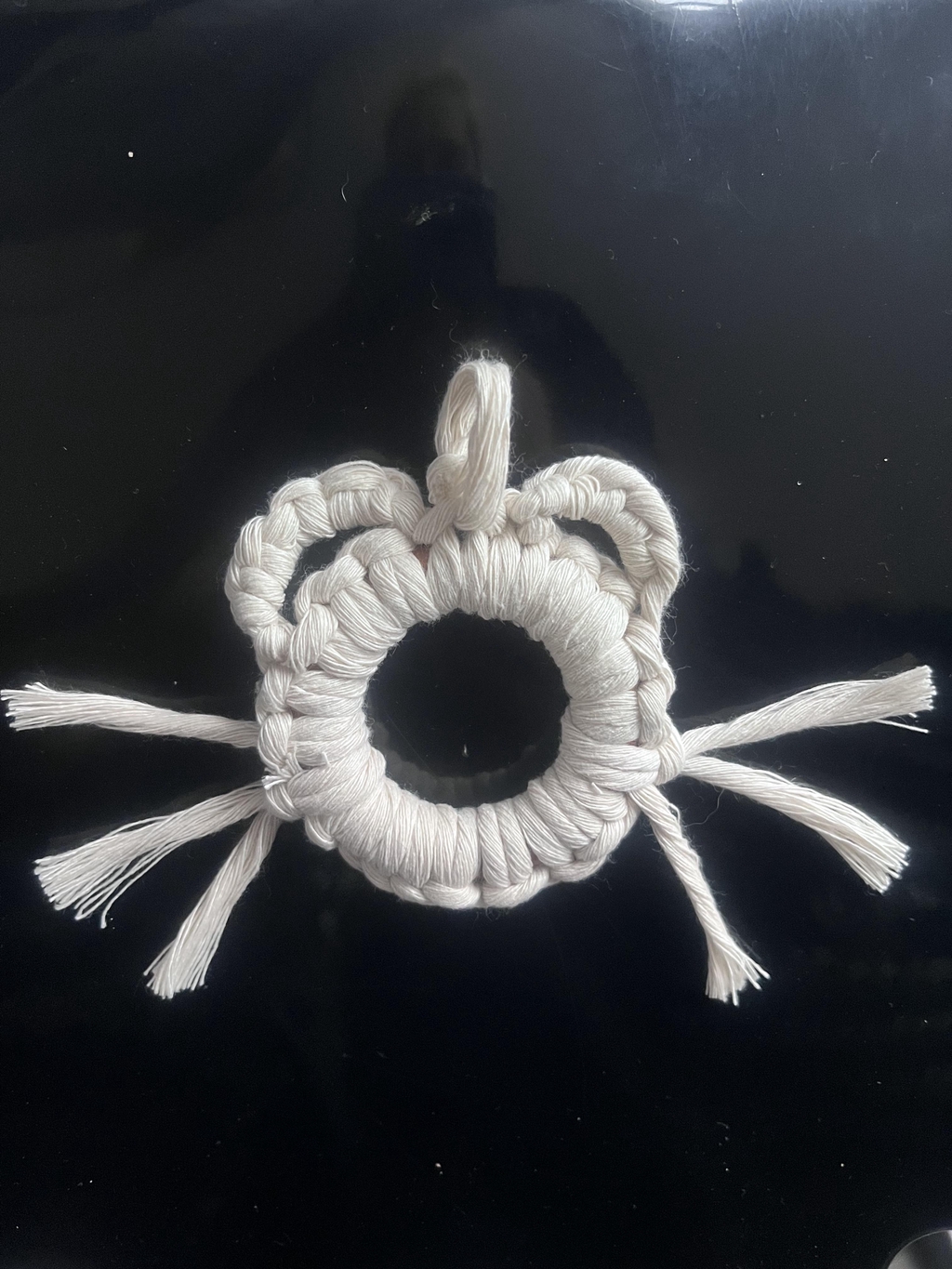 
Le macramé est une technique de tissage qui utilise des nœuds pour créer des motifs décoratifs. Cette forme d'art textile remonte à des siècles et a été utilisée dans diverses cultures à travers le monde. Voici un aperçu détaillé du macramé :

Origines et histoire

Le macramé a des racines anciennes, probablement originaire du Moyen-Orient. Les marins utilisaient cette technique pour créer des nœuds décoratifs et pratiques sur leurs cordes. Au fil du temps, le macramé a gagné en popularité en Europe au 13ème siècle et a été largement adopté durant le mouvement hippie des années 1960 et 1970, notamment pour la création de tapisseries, de rideaux et d'accessoires.

Matériaux

Le macramé peut être réalisé avec une variété de matériaux, notamment :

Corde en coton : Douce et facile à travailler, elle est souvent utilisée pour les projets d'intérieur.
Corde en jute ou sisal : Parfaite pour des créations rustiques et naturelles.
Fil de nylon : Résistant et durable, il convient aux projets extérieurs.
Perles et accessoires : Pour ajouter des éléments décoratifs aux créations.
Techniques de base

Le macramé repose sur quelques nœuds fondamentaux, notamment :

Nœud plat (ou nœud de tisserand) : Un nœud de base qui crée une surface plate.
Nœud en spirale : Utilisé pour créer un effet en torsade.
Nœud de cabestan : Un nœud plus robuste souvent utilisé pour joindre deux morceaux de corde.
Projets courants

Le macramé offre une multitude de possibilités créatives, parmi lesquelles :

Tapisseries murales : Des décorations murales uniques et texturées.
Plantes suspendues : Des supports pour pots de fleurs qui ajoutent une touche naturelle à votre espace.
Bijoux : Bracelets, colliers et boucles d'oreilles réalisés avec des nœuds.
Accessoires de maison : Coussins, rideaux et autres éléments décoratifs.
Avantages du macramé

Créativité : Permet d'exprimer sa créativité à travers des designs uniques.
Détente : L'exécution des nœuds peut être méditative et relaxante.
Personnalisation : Possibilité de créer des pièces sur mesure adaptées à votre style.
Conclusion

Le macramé est une forme d'art textile polyvalente et accessible à tous. Que vous soyez débutant ou expert, il y a toujours quelque chose de nouveau à apprendre et à créer. Avec un peu de pratique et d'imagination, vous pouvez réaliser des pièces magnifiques qui embelliront votre environnement.