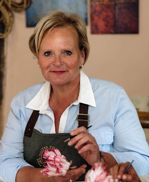 Botanical artist based in Shropshire 
Creating flowers, fruits and many more 
Everything is made from crepe paper, painted in oils, then waxed.  

Commissions undertaken. 