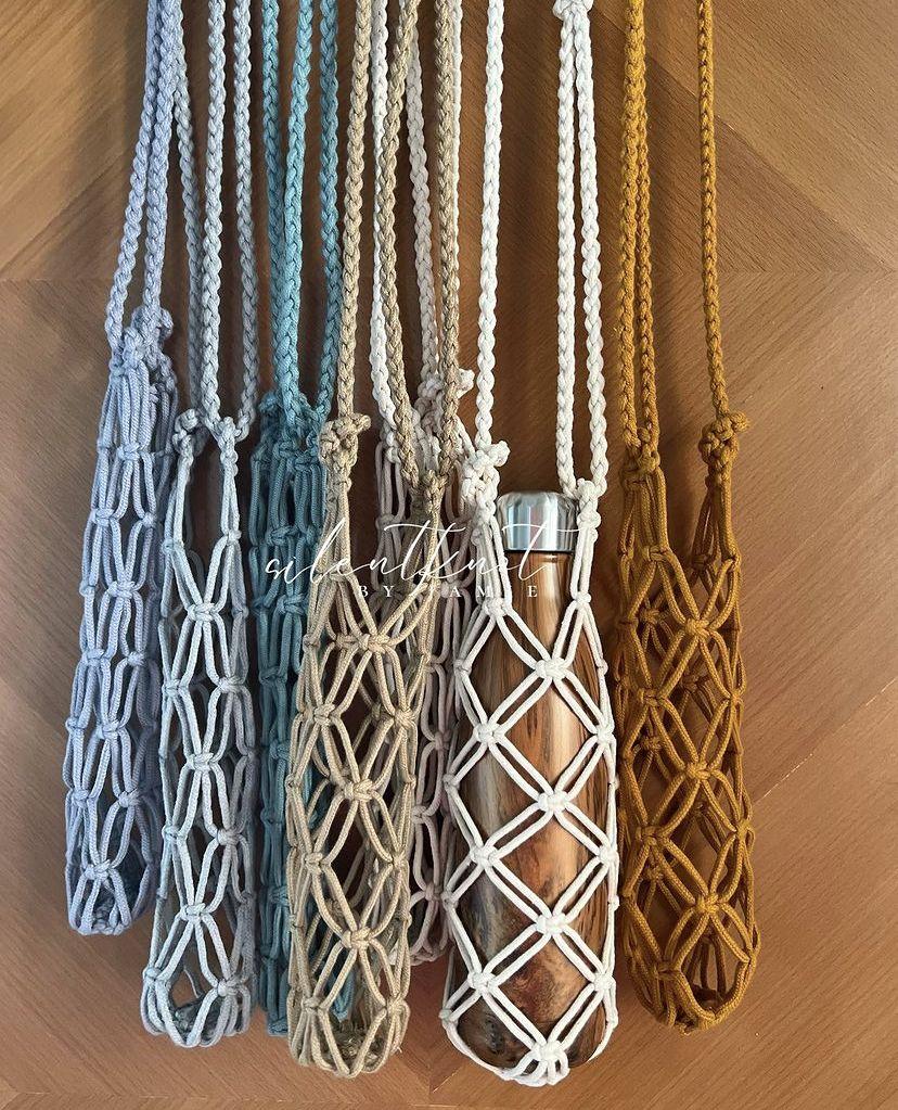Accessoires artisanaux bohème chic – Macramé, décor et utilitaire

Porte-gourde en macramé fait main, entouré de petits accessoires artisanaux comme sous-tasses, marque-pages et lanières, dans un style bohème chic et tons neutres.