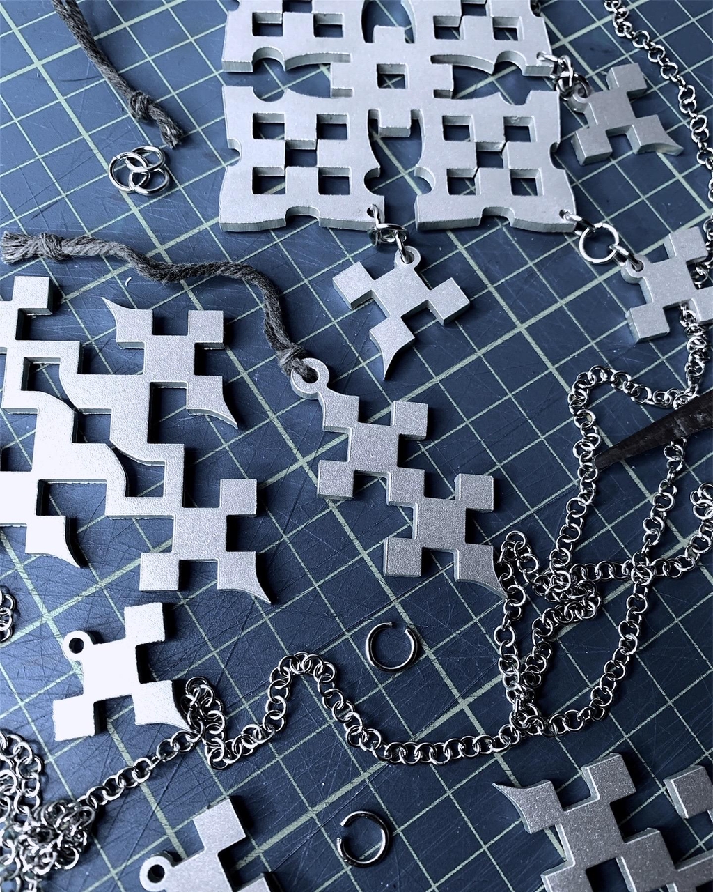 Les Charms décoratifs, décorations de noël en aluminium imaginé et réalisé en aluminium. pouvant s'accrocher au sapin, suspendu au dessus de la table, chandelier, tout comme être porter autour du cou avec une chaine ou en porte-clefs. Réalisé avec amour pour ces fêtes de fin d'année tout autant qu'au quotidien et apporter sérénité et beauté dans votre intérieur. 