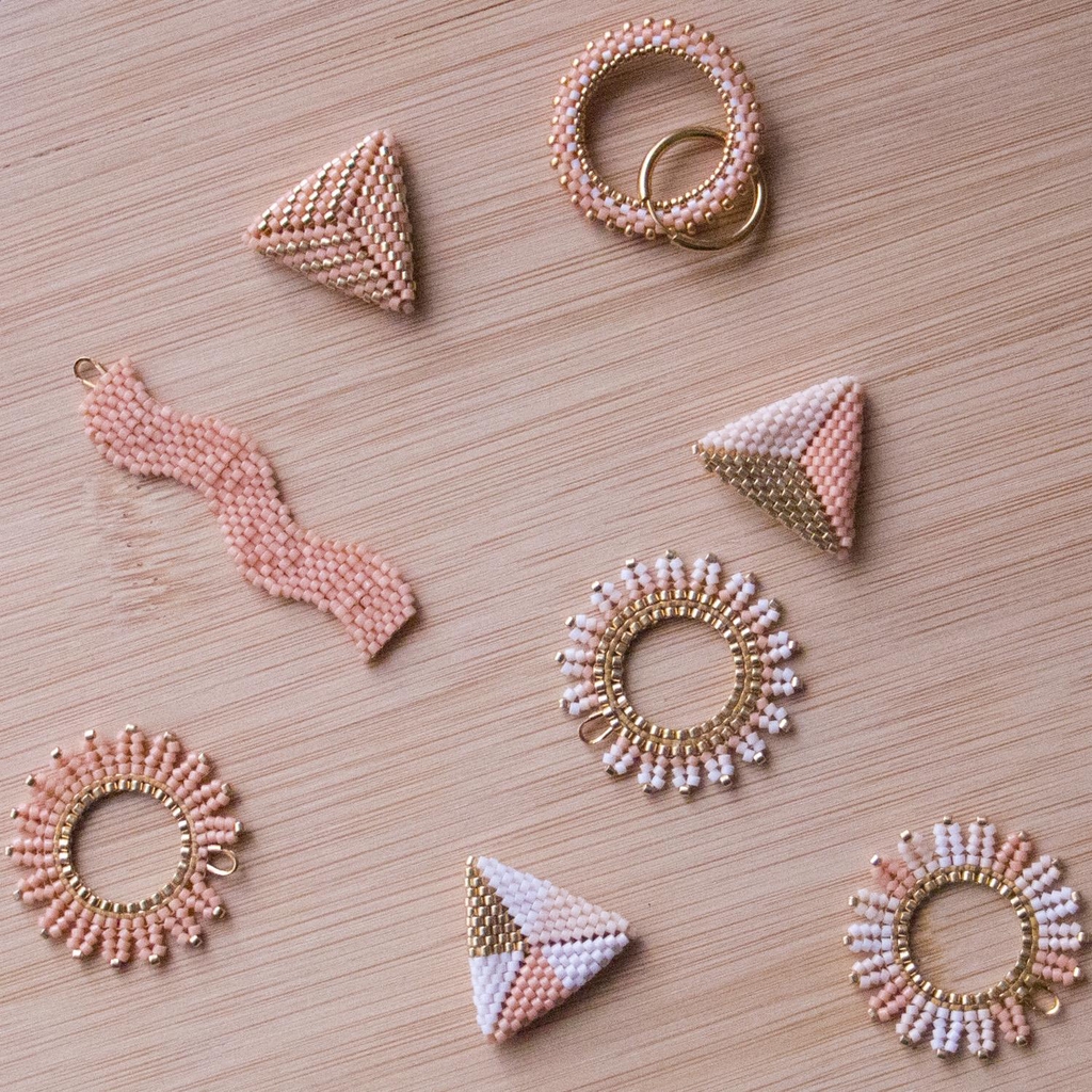 La collection de boucles d'oreilles "Premières fleurs" est faite main en France. Les bijoux sont déclinés dans des coloris Rose pêche. 
