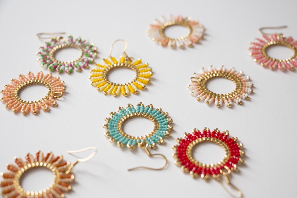 Les boucles d'oreilles Sarah en forme de soleil, sont déclinées dans une multitude de couleurs et peuvent être personnalisées. Les bijoux sont faits main en France. 